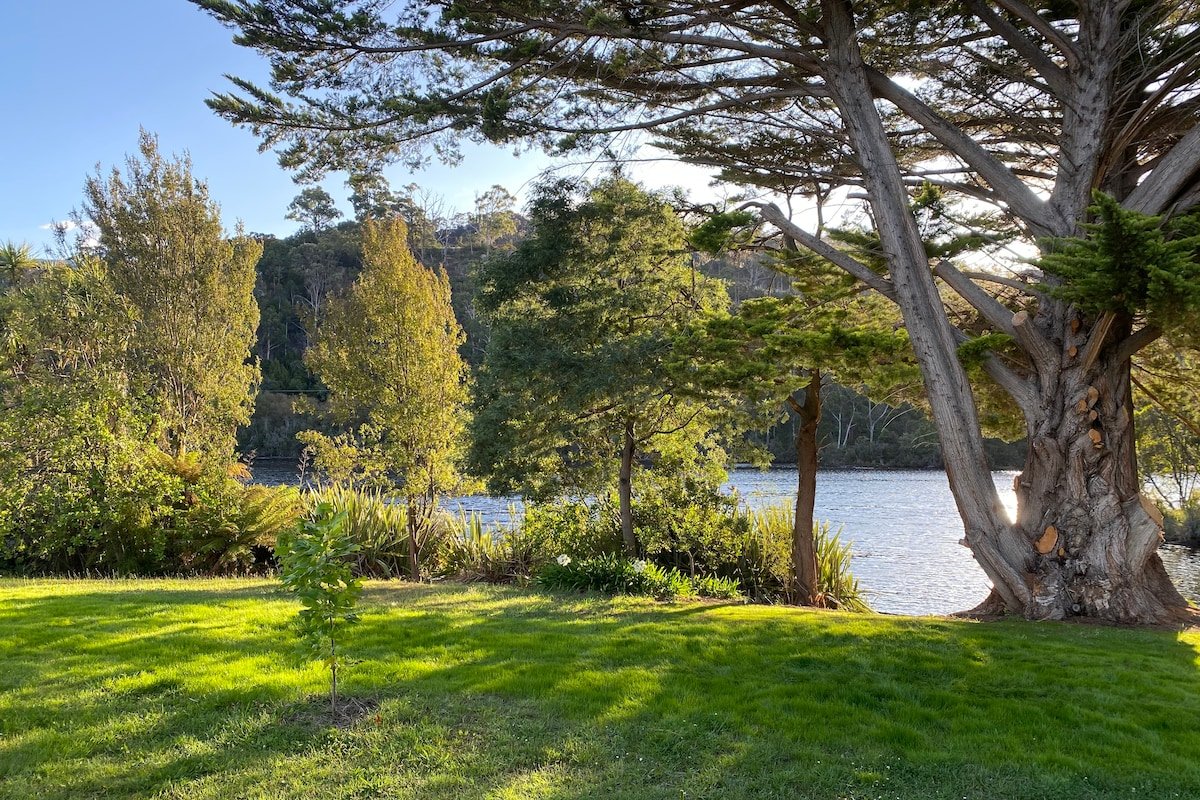 Luxury 3-BR Riverside Homestead Retreat gallery image 3