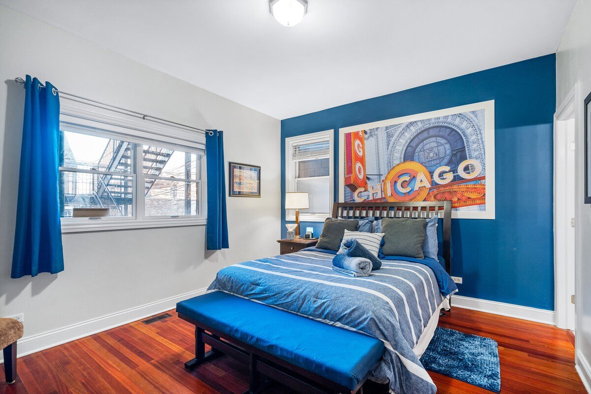 Xmas is Available! Across from Wrigley! gallery image 3