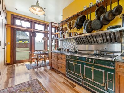 Art-filled Victorian Flat w/French Chef’s Kitchen