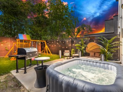 Duplex house w/hottub, FREE game