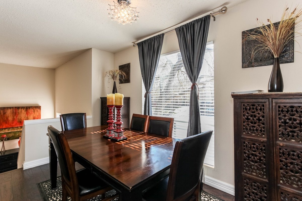 The Big Zilker. Minutes to it all! gallery image 2