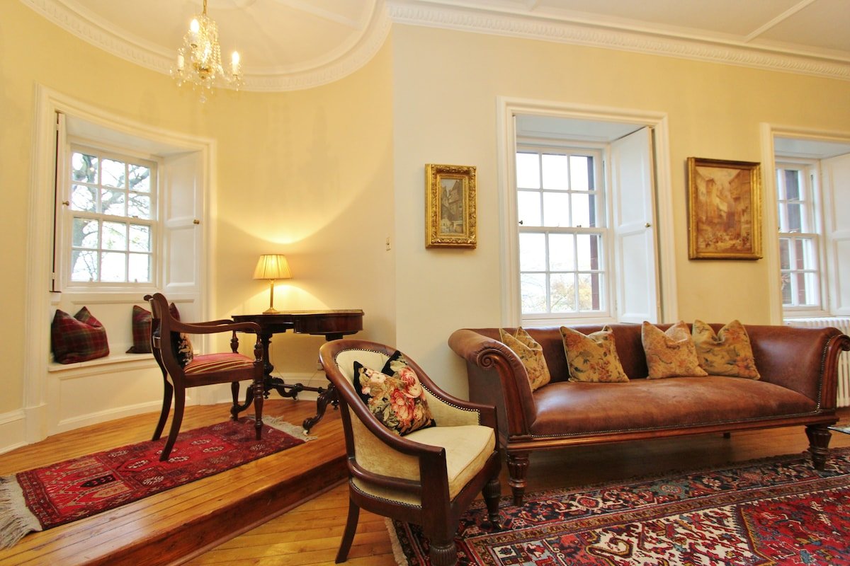 Gorgeous 3-Bedroom Apt Next to Castle & Royal Mile gallery image 5