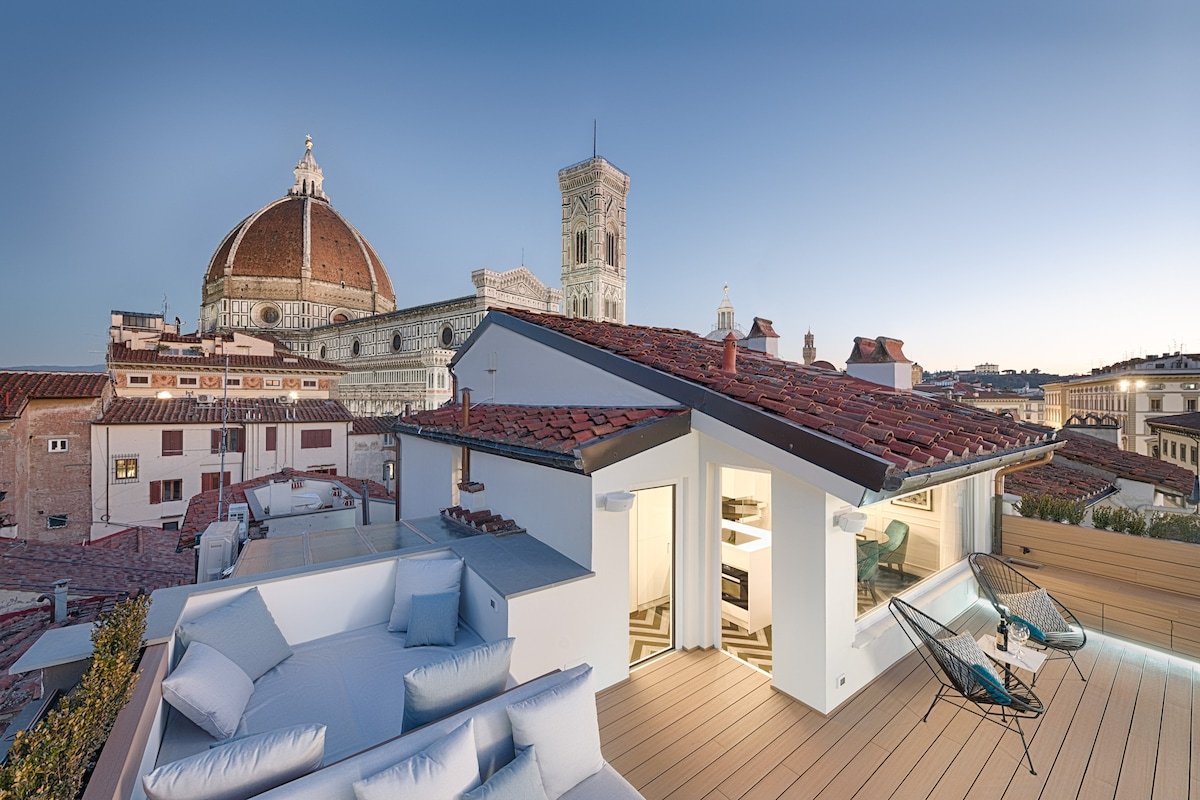 Enjoy a Boutique Penthouse Near the Duomo gallery image 2