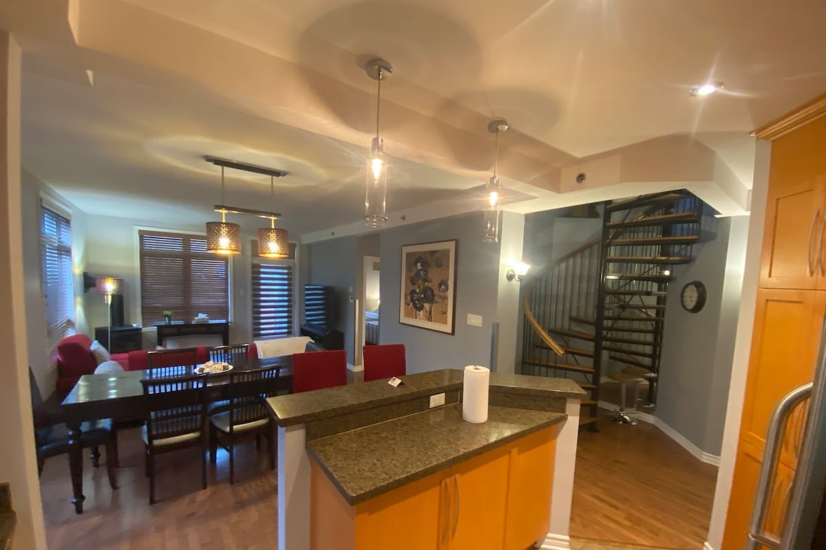 Aparthotel-Montreal-Sunset Suite 403 gallery image 2