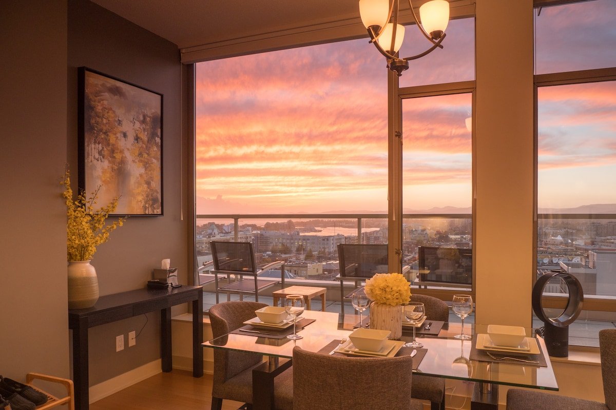 Downtown Sub-Penthouse 2Bed/2Bath with Ocean View! gallery image 2