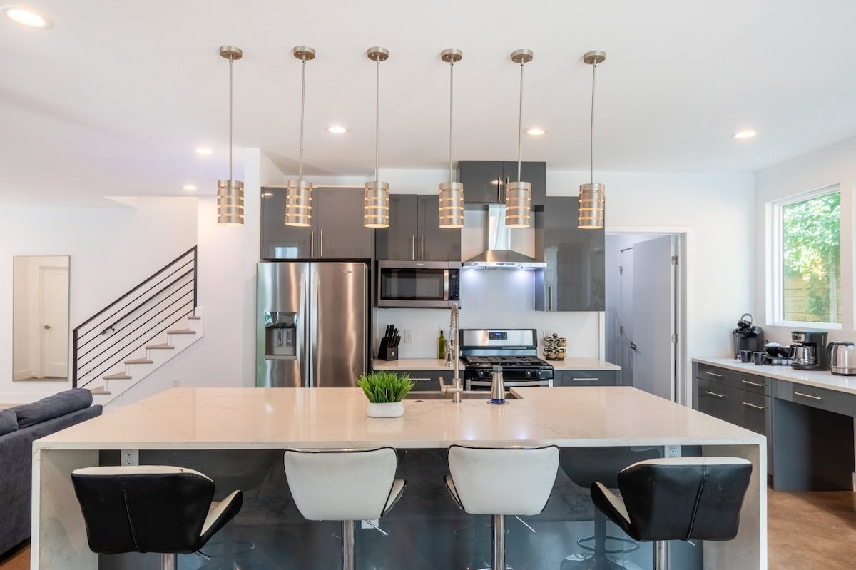 Huge 5+BR Gem w/ Hot Tub & Pool Table – Near Dtown gallery image 4