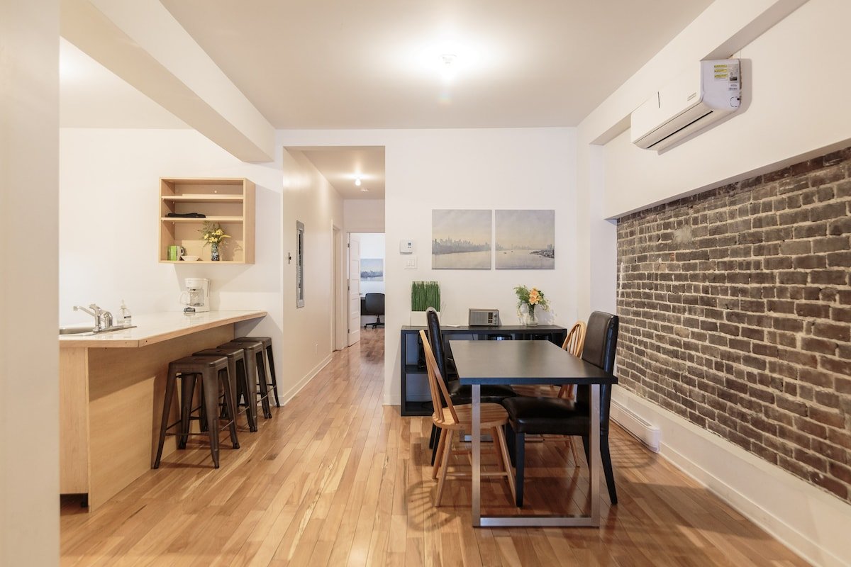 2BDR Downtown w/ Parking gallery image 4