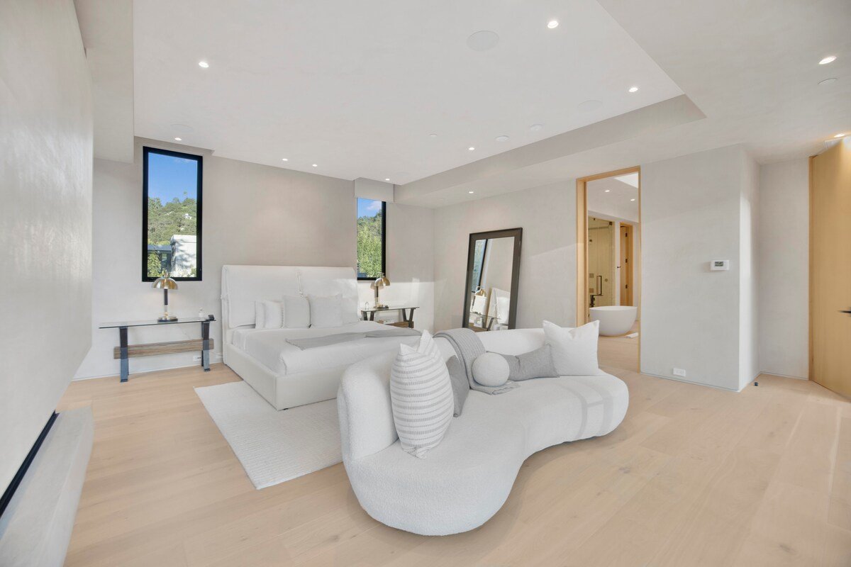 Hutton Villa: 5BR Retreat in Iconic BH Oasis gallery image 3