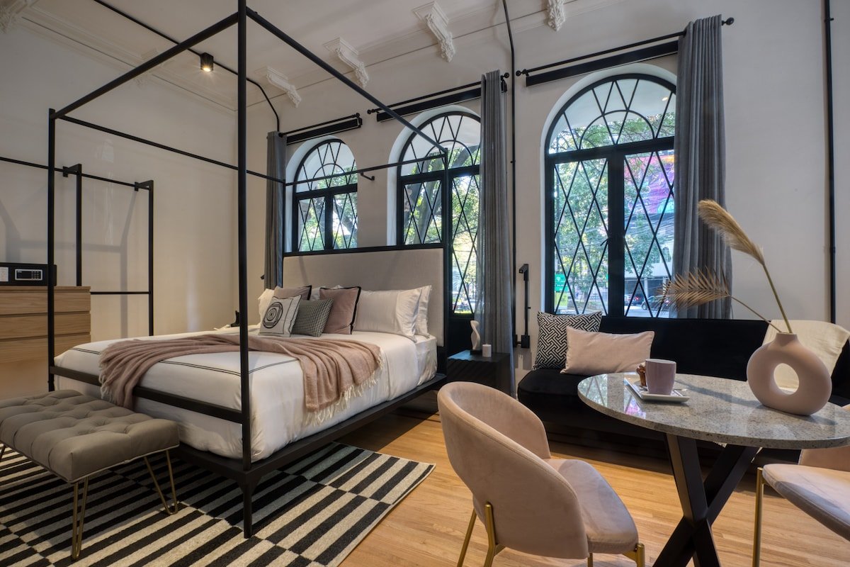 Bar+Gym & Lounge | Daily Hskp | Deluxe Suites gallery image 2