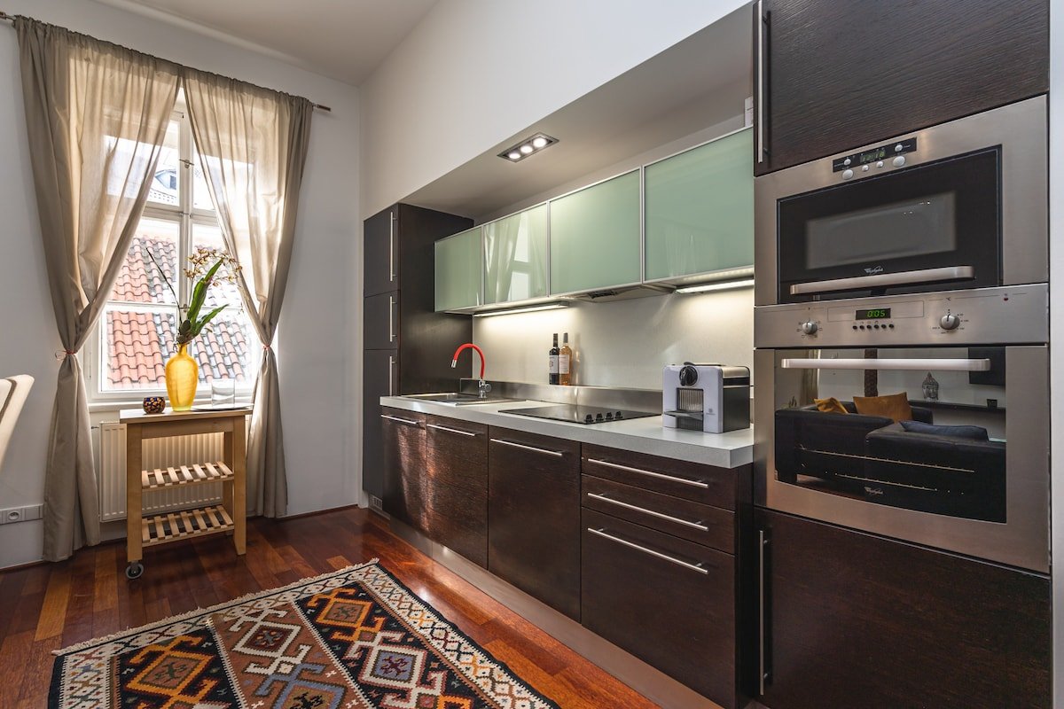 Spacious elegant apartment at the Old Town Square gallery image 4