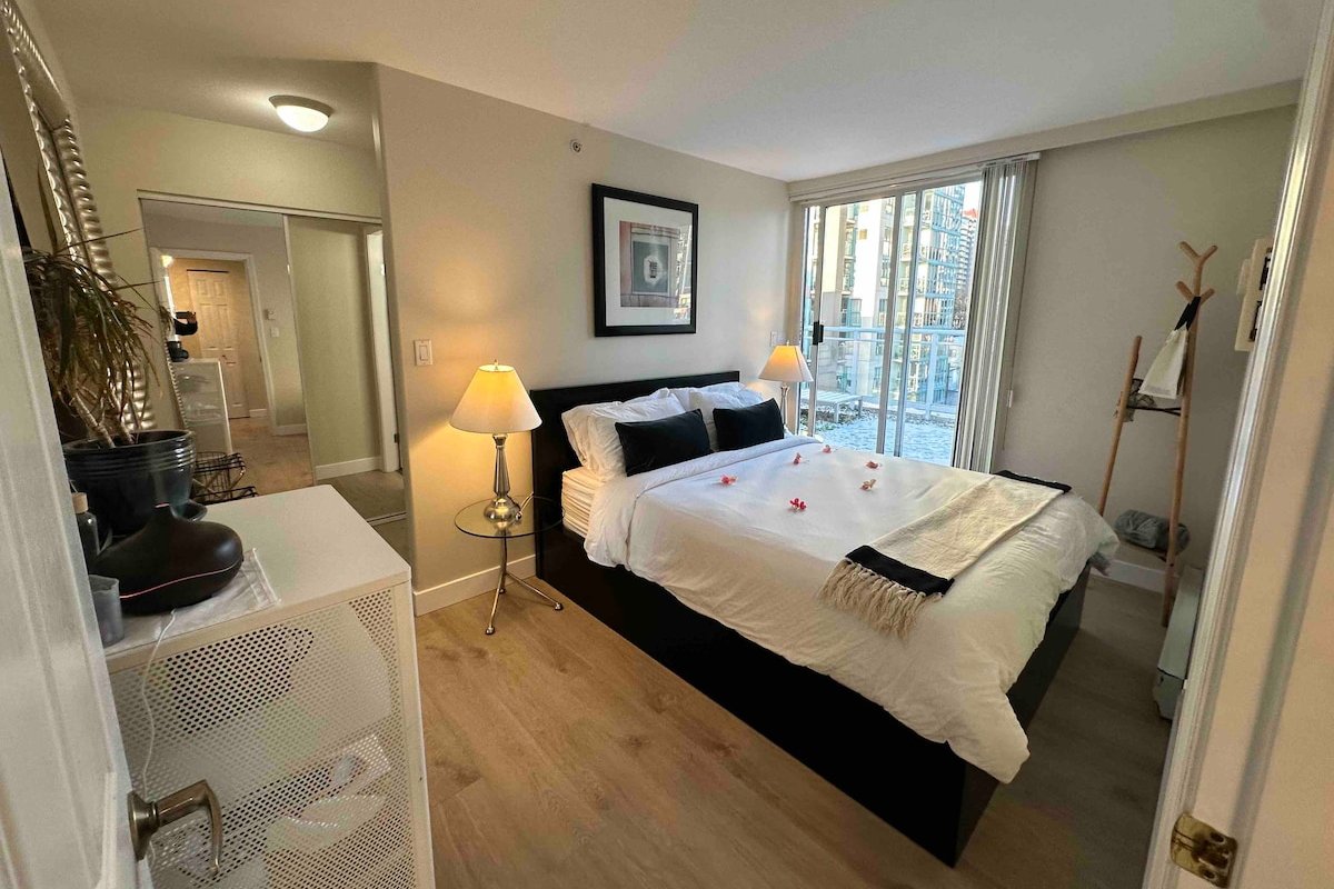 Entire Penthouse Floor with Views | Decks gallery image 3