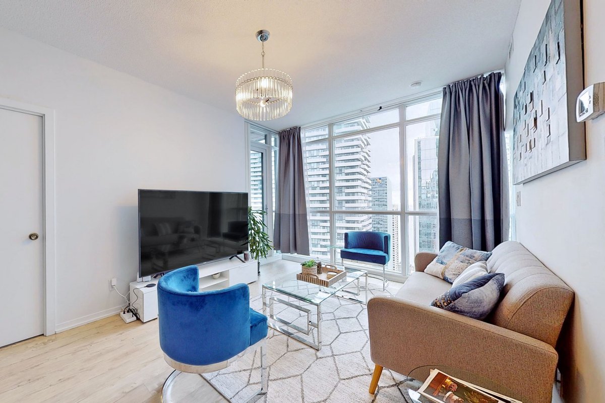 Stylish condo w/Beautiful city and lake view