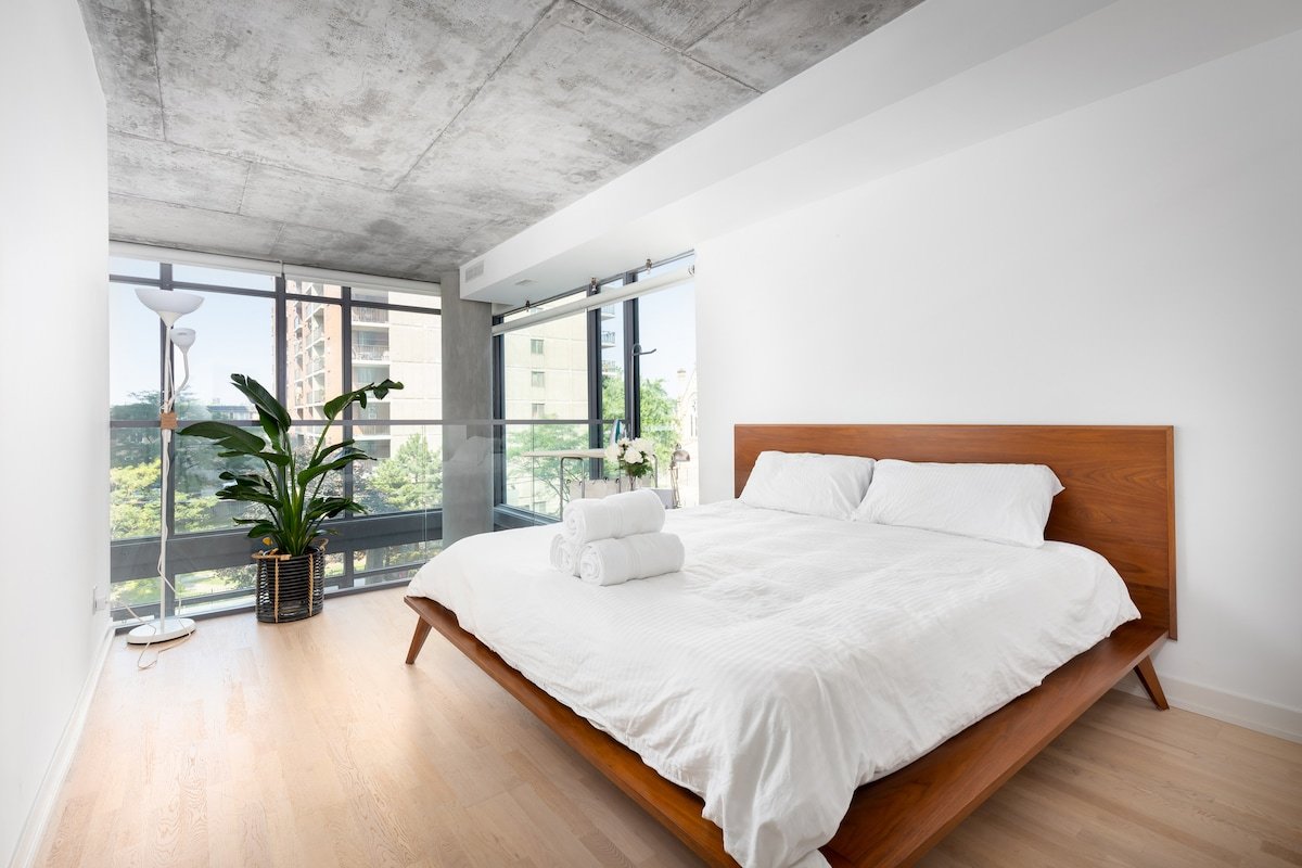 Fabulous 2-Storey Loft in King West with Parking gallery image 4