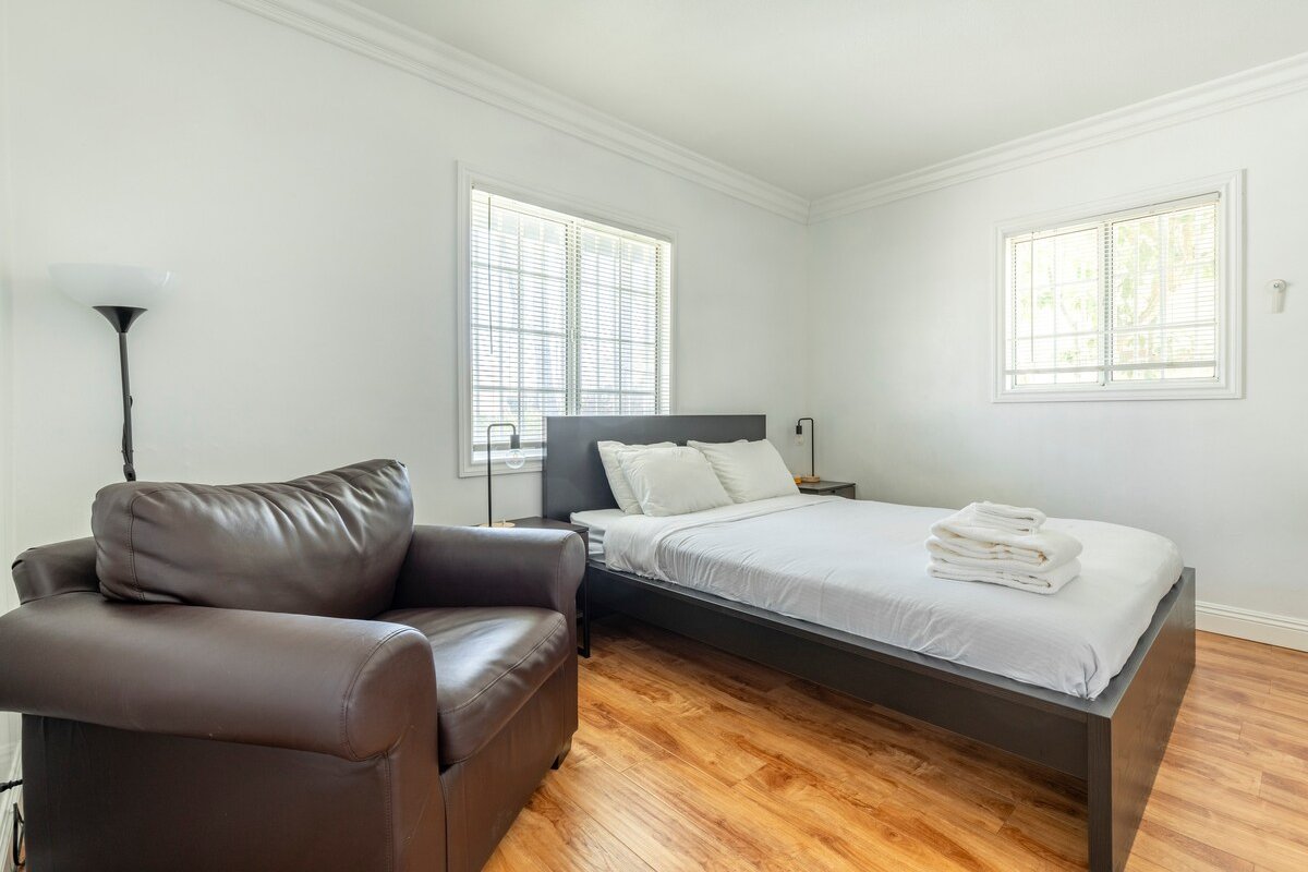 Spacious 7BR/5BA Triplex Home + Private Backyard gallery image 5