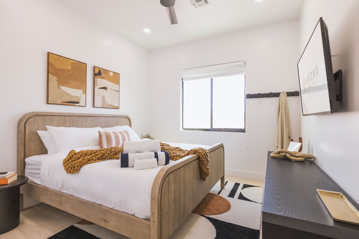 HÓZHÓ Thunderbird | Pool | Pickleball | Slide gallery image 5