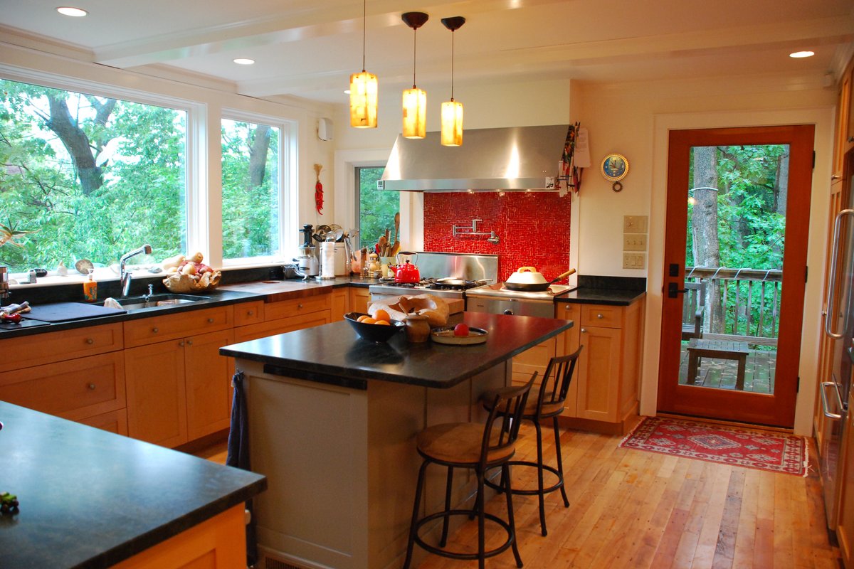 Large, sunny hilltop home, nature lovers’ paradise