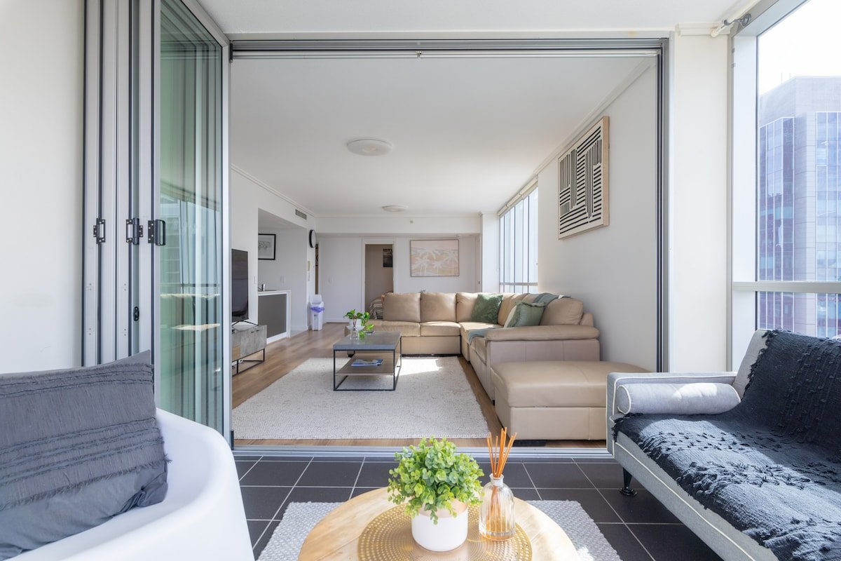 Luxury condo Brisbane CBD. parking.gym.pool gallery image 4