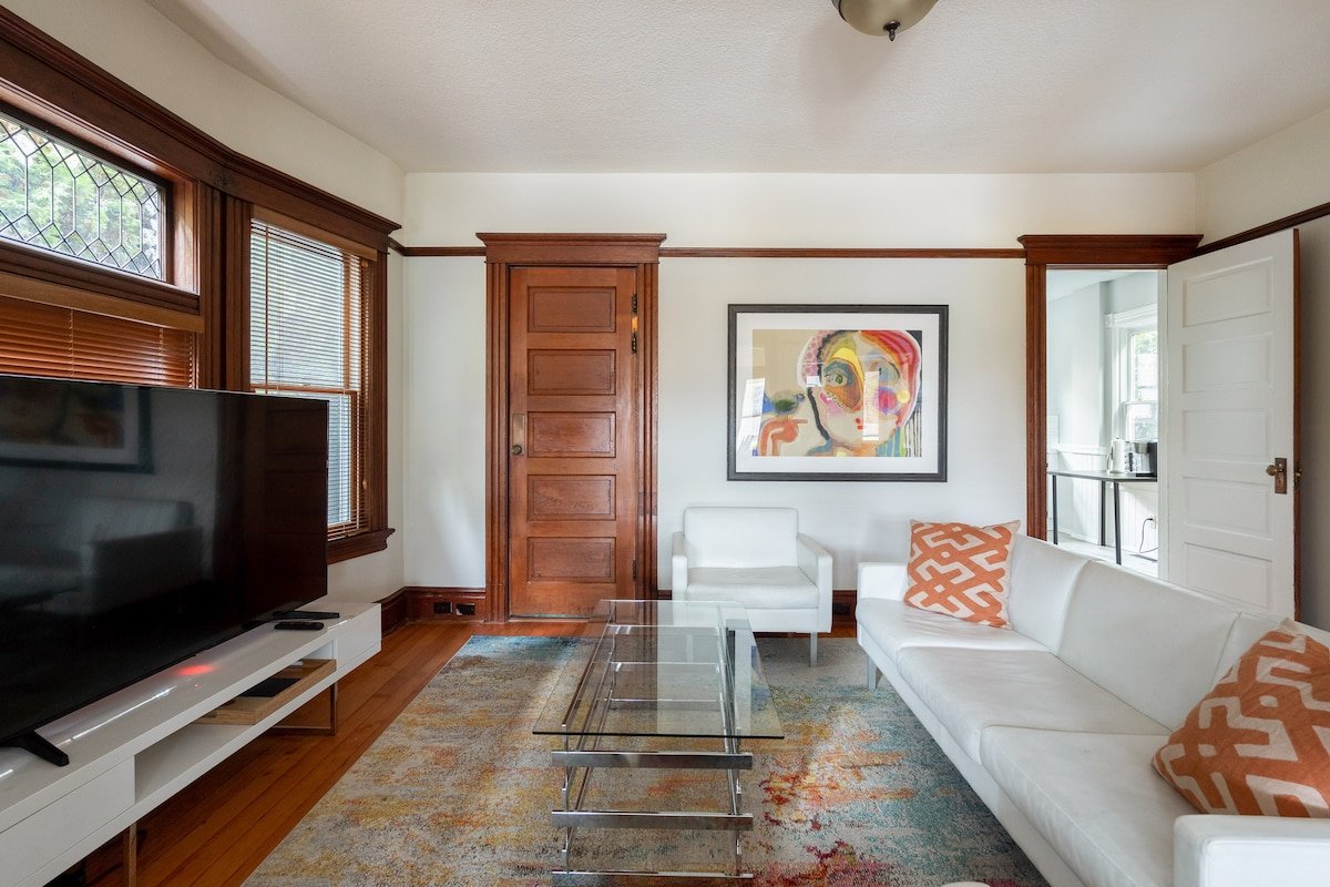 Historic 4BR • Sleeps 10 • Prime Location gallery image 2