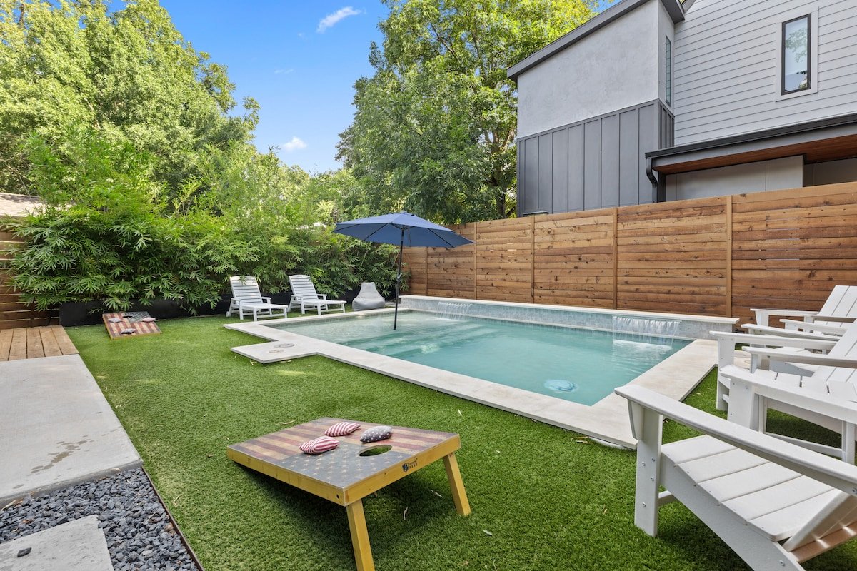 Downtown Luxury Oasis – Heated Pool! (7 Bedrooms) gallery image 2