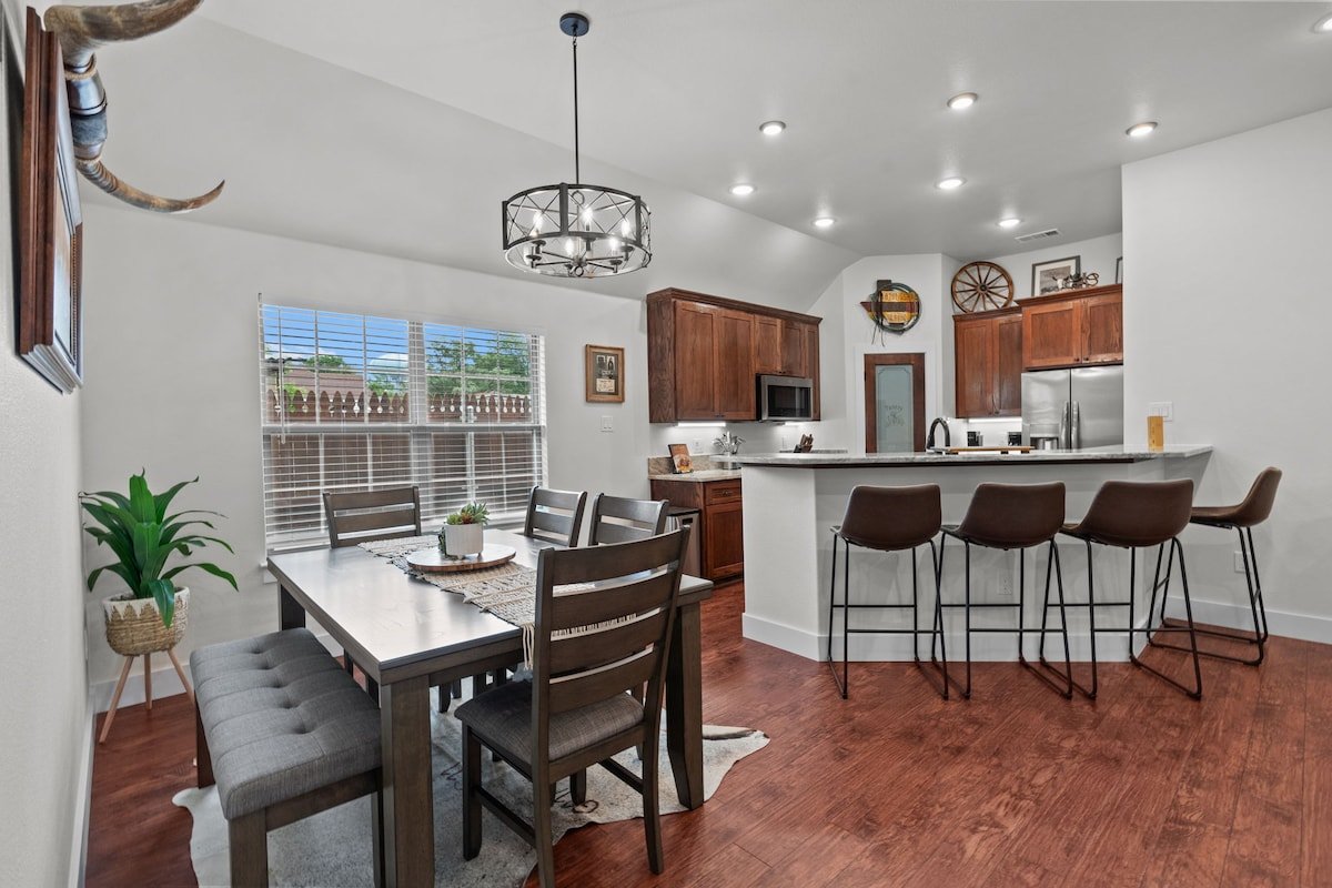 7 min to Stockyards: Spacious, Cozy & Stylish Home gallery image 4