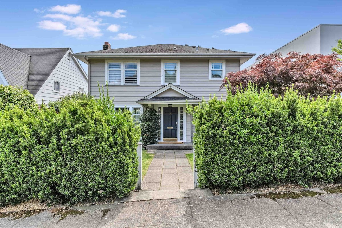 Fabulous Space Needle Views in Queen Anne gallery image 4