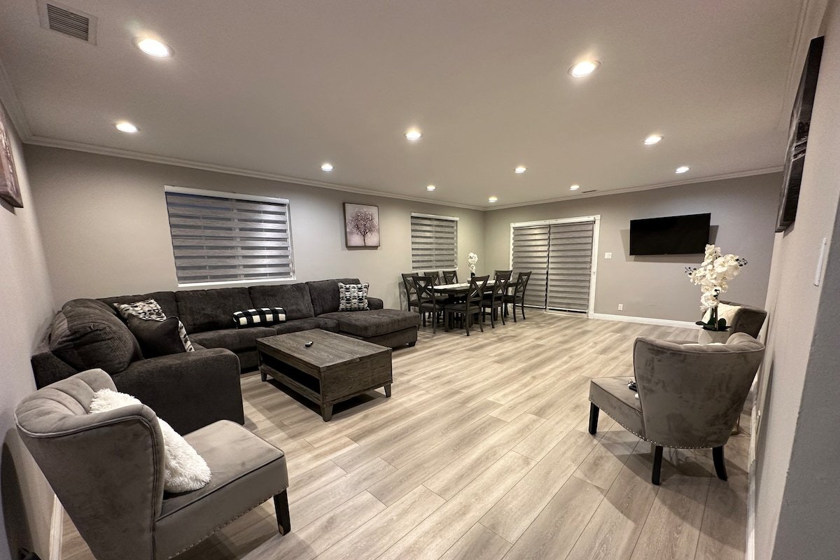 Cozy Home with Pool & Jacuzzi gallery image 3