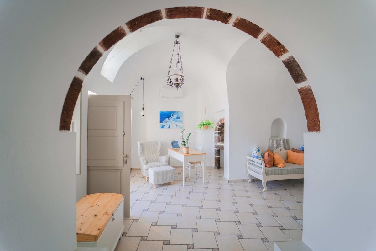 Caldera View Master Cave Villa with Hot Tub gallery image 3