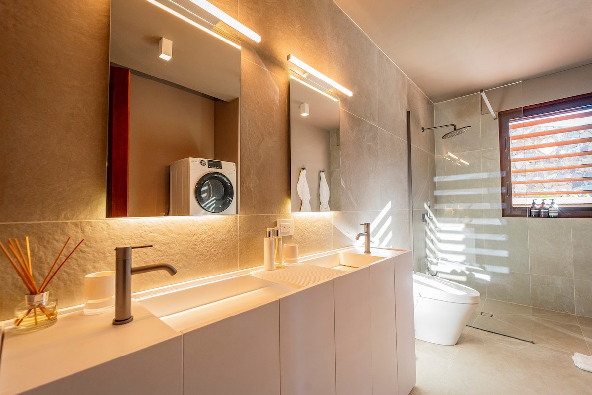 Spacious Ocean View Apartment gallery image 4