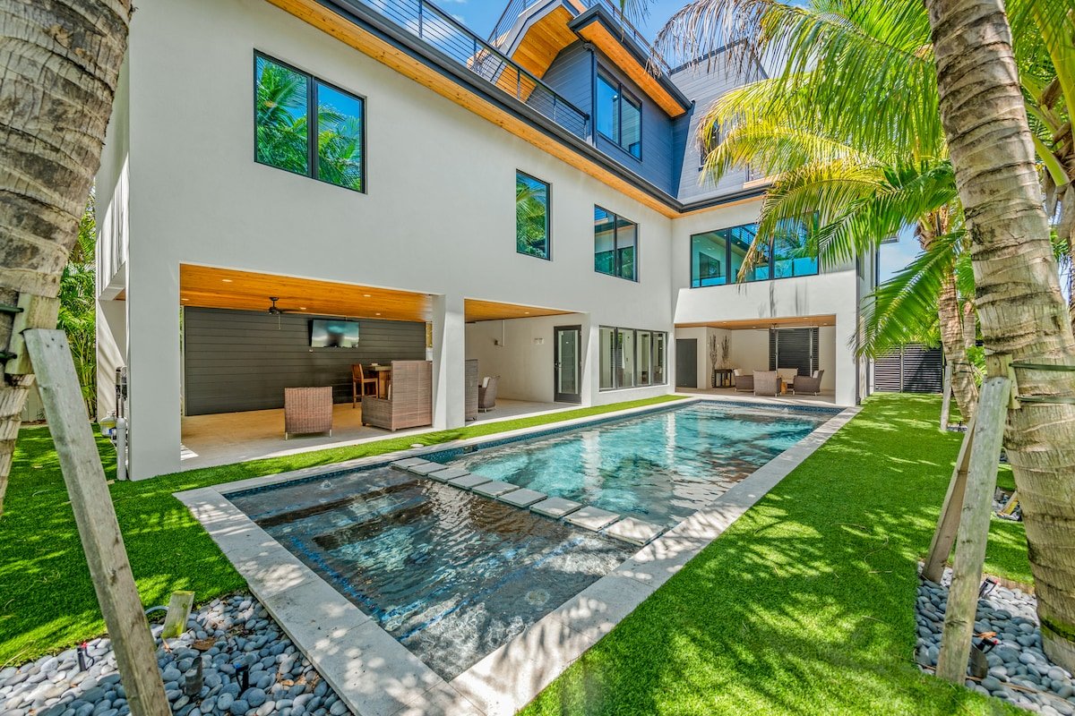 Luxury Home with Pool and Rooftop Putting Green!