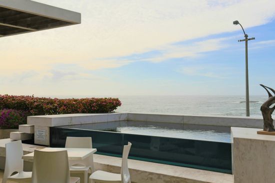 Photo 2 of Victoria Rd Luxury Apartment 101 accommodation in Camps Bay, Cape Town with 1.5 bedrooms and 2 bathrooms