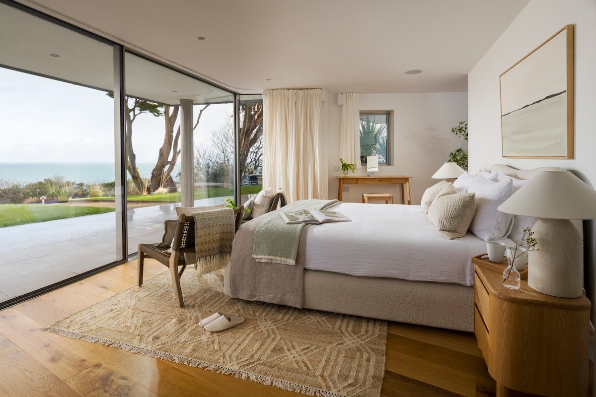 Seahorses a coastal sanctuary with pool & hot tub gallery image 2