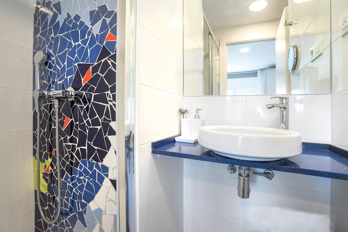 Apartamento Gaudir, con inspiraciones modernistas. Luminoso, céntrico y seguro. gallery image 3