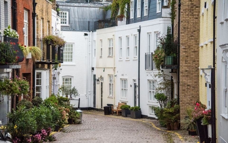 Unique sunny house private entrance high ceiling gallery image 4