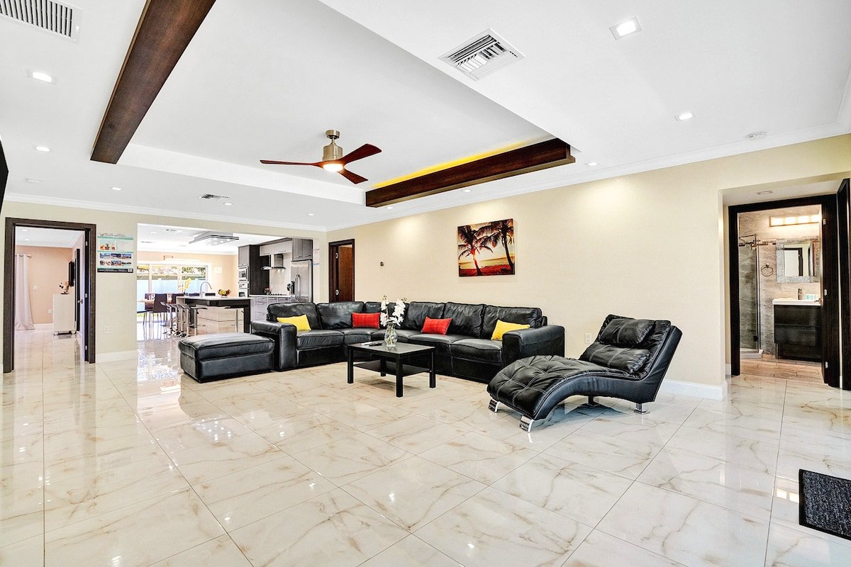 Premium Luxury 4BR/4BA Villa near Hollywood Beach gallery image 5