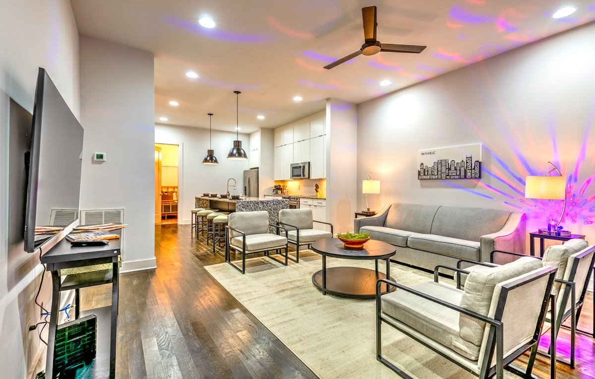 Rooftop Deck • Skyline Views • 15 Beds gallery image 3