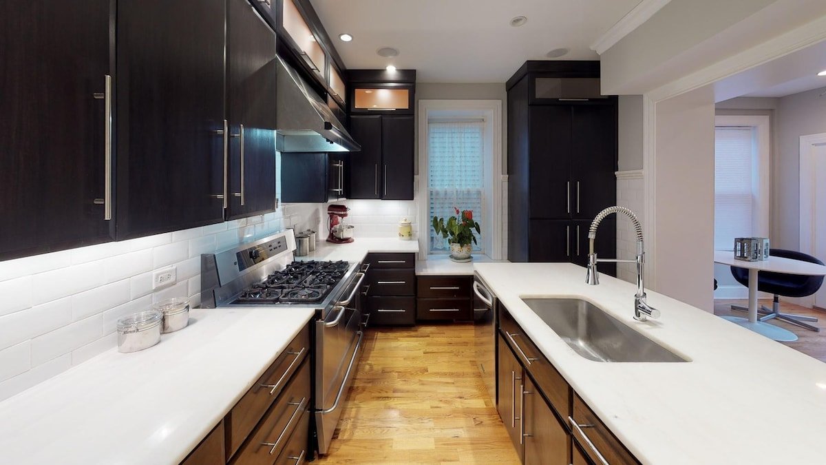 Chicago’s Bridgeport Huge 4 Story w/Garage Parking gallery image 4