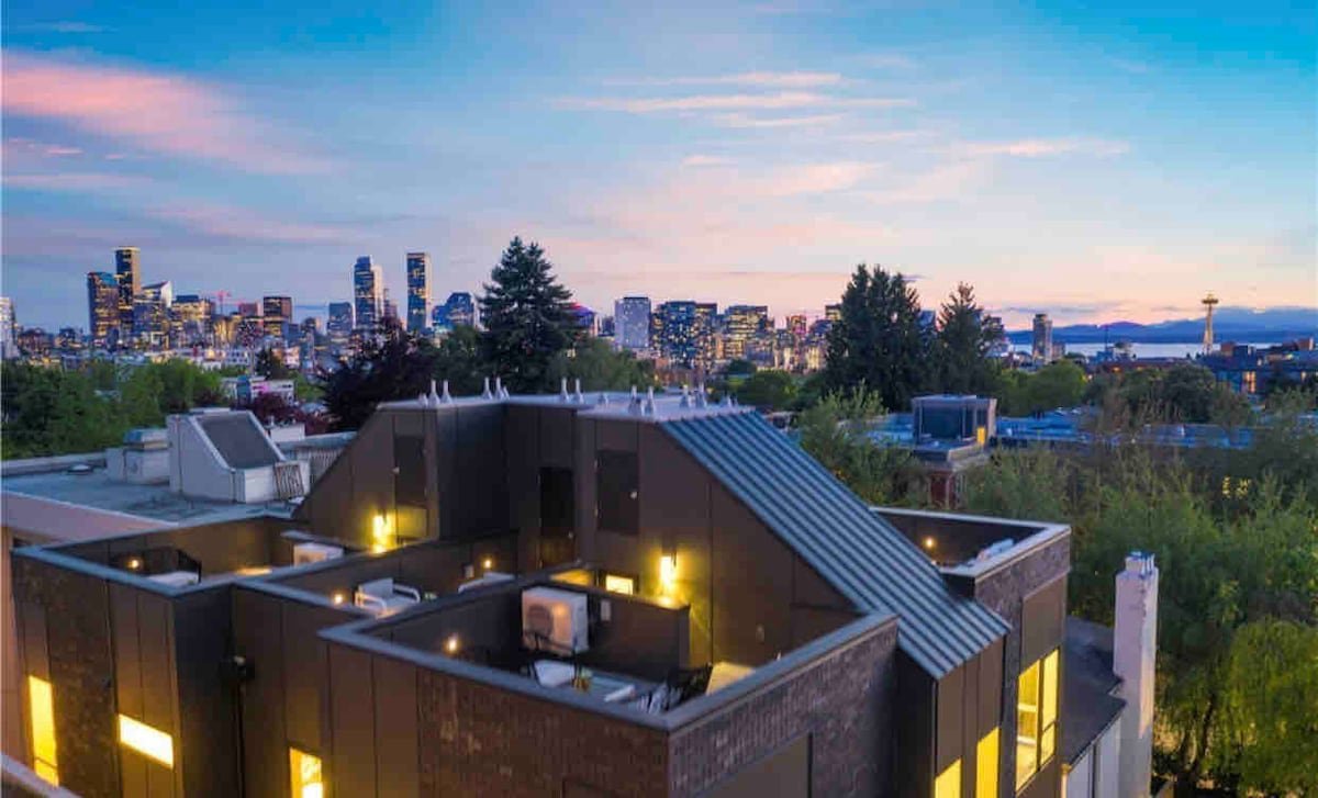 Duplex 4 BR With Rooftop views of Space Needle gallery image 5
