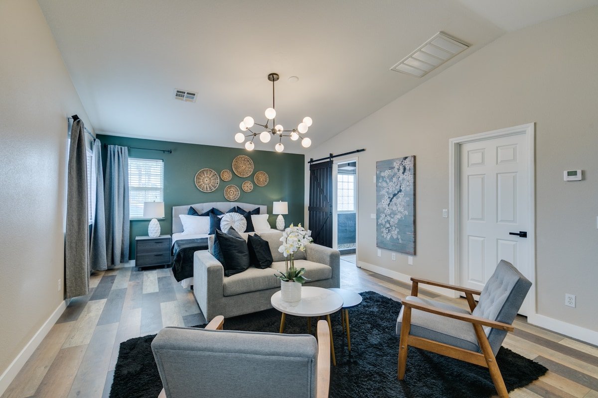 5BR Oasis w/ Pool, 3 Suites, Just 3.5mi to Strip gallery image 5