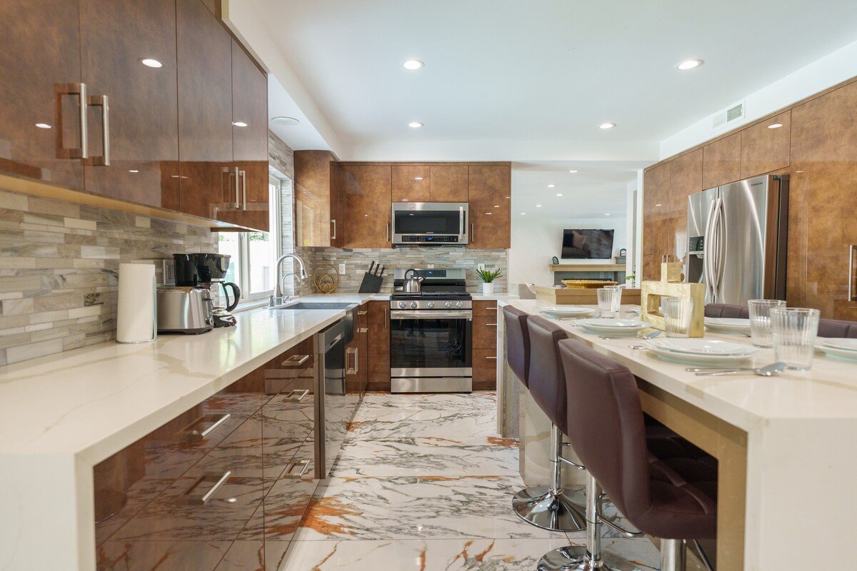 Serene Retreat: Pool, Luxury Living and Al Fresco gallery image 5