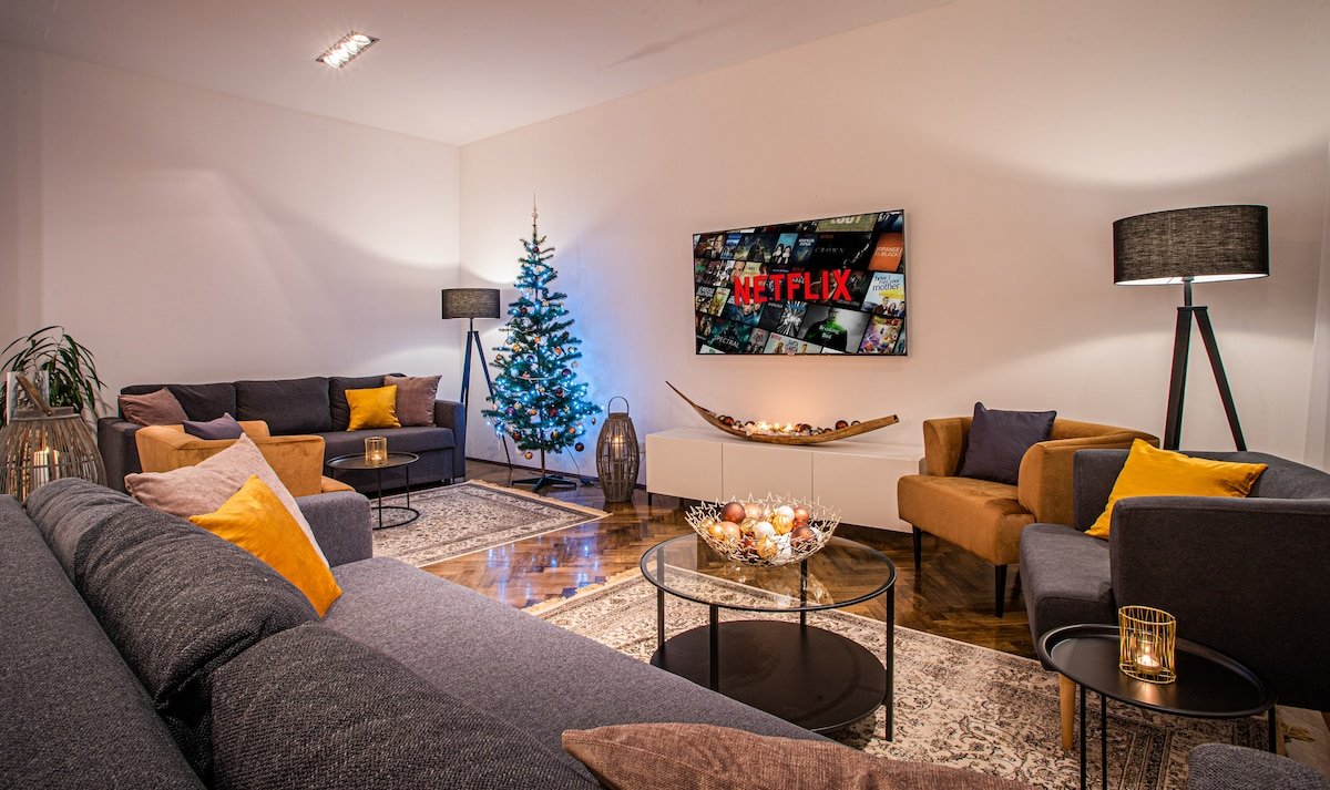 6BR 4,5bath Golden Old Town BBQ & Castle V!EWS gallery image 5