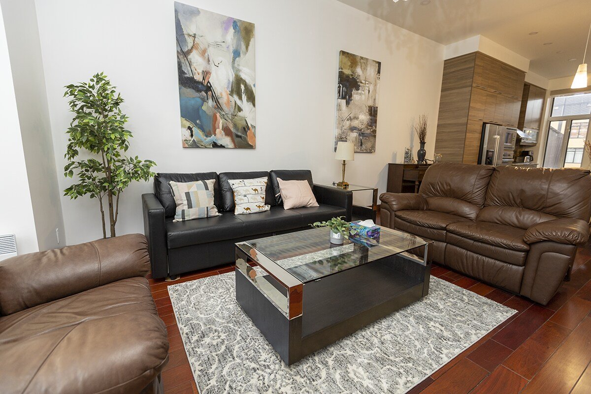 High ceilings open space perfect for group gallery image 5