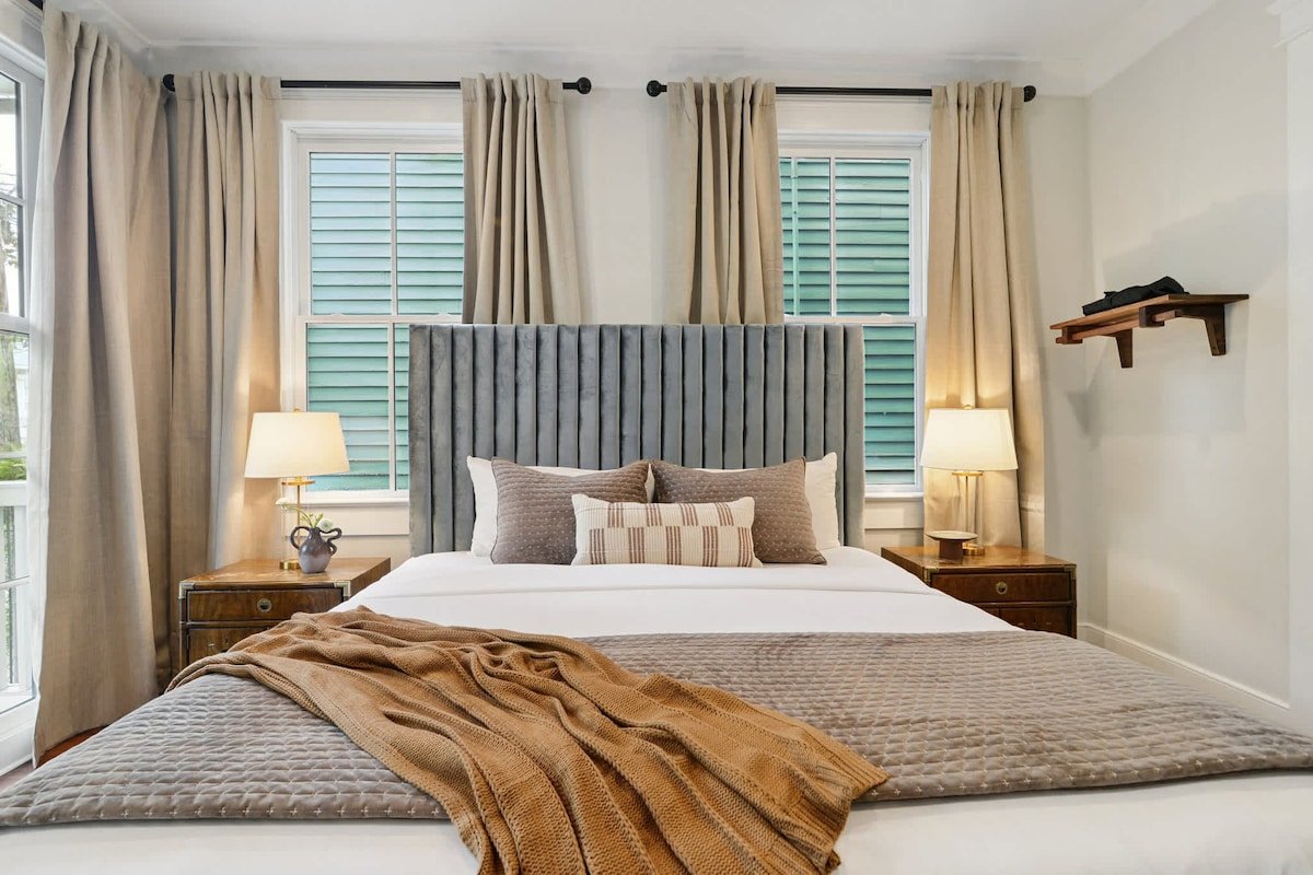 Grand, Lush Home with Heated Pool gallery image 3