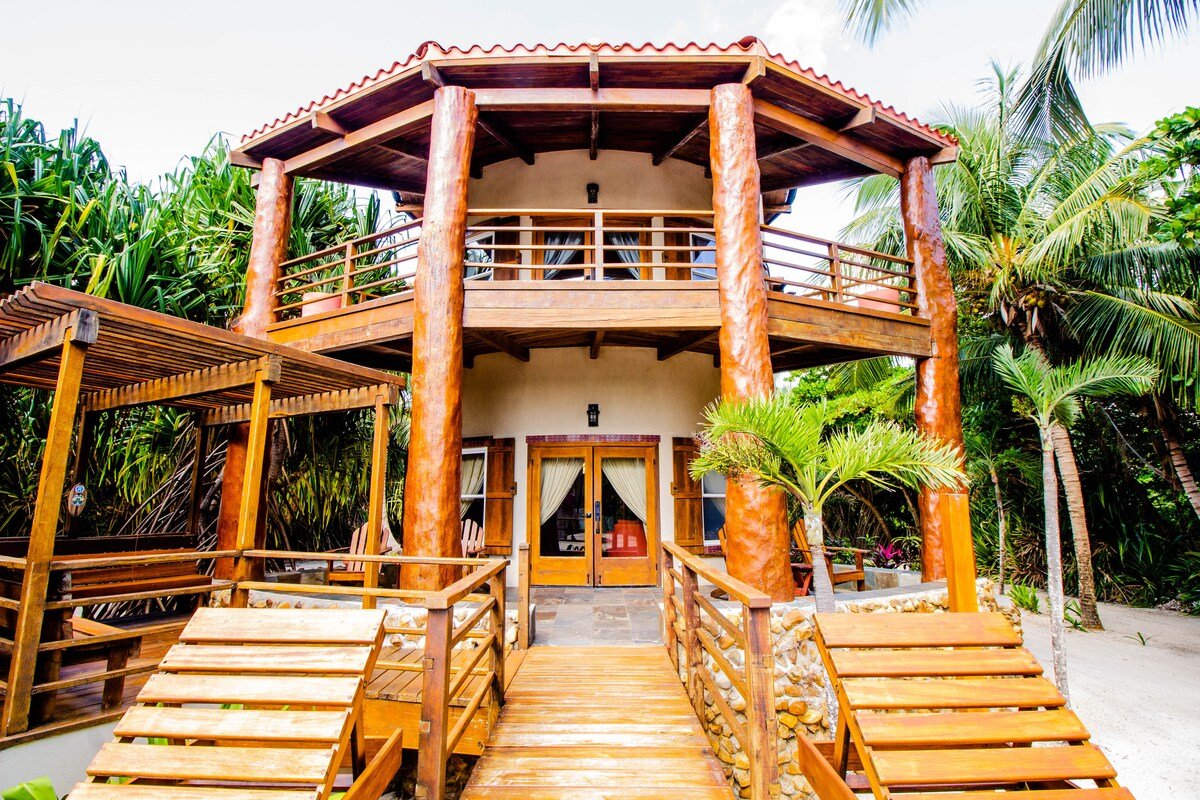 Stunning Beachfront Villa. Pool. Gourmet Kitchen. gallery image 4