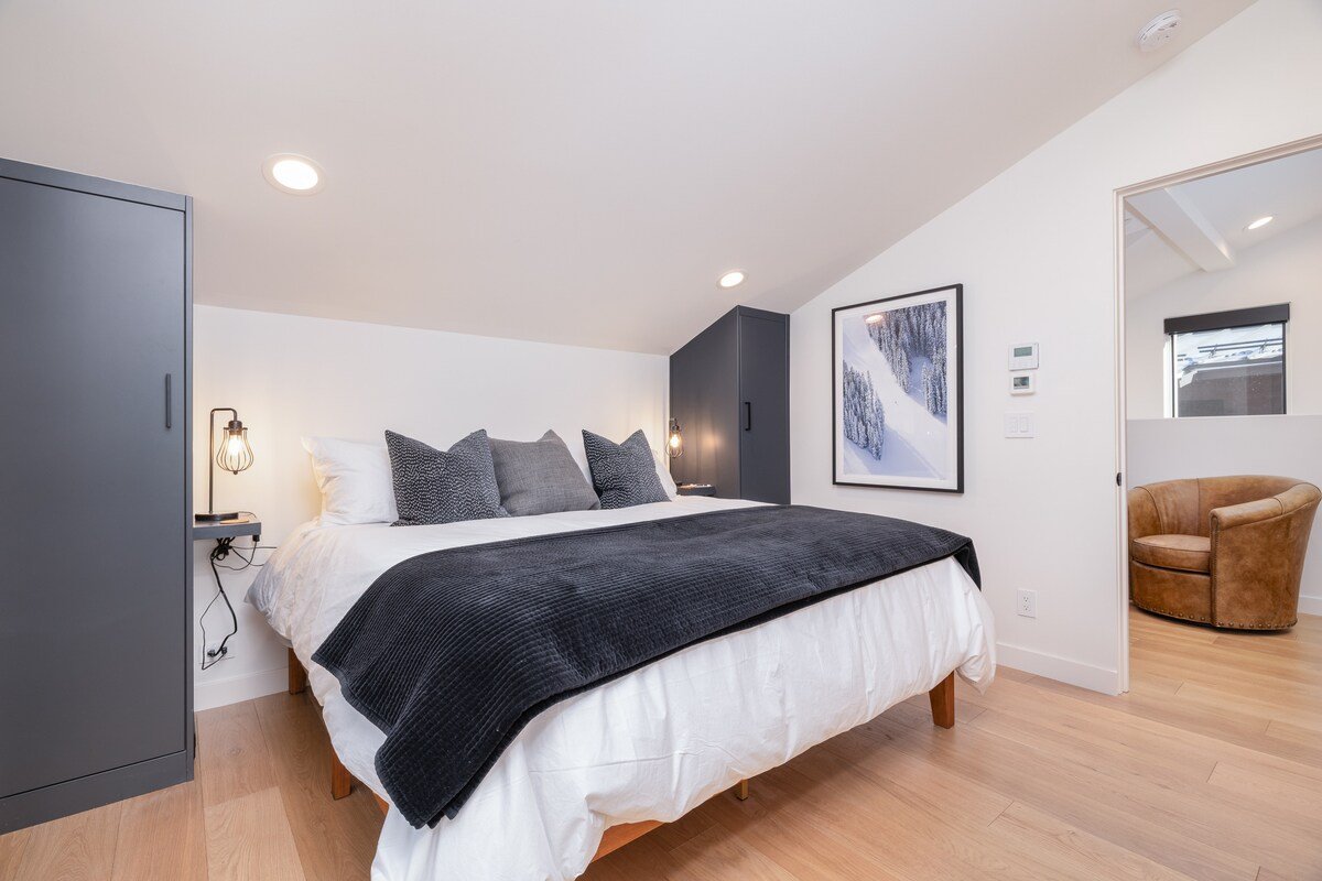 Ski-in/out, Walk to Town, Hot Tub | By InvitedHome gallery image 5