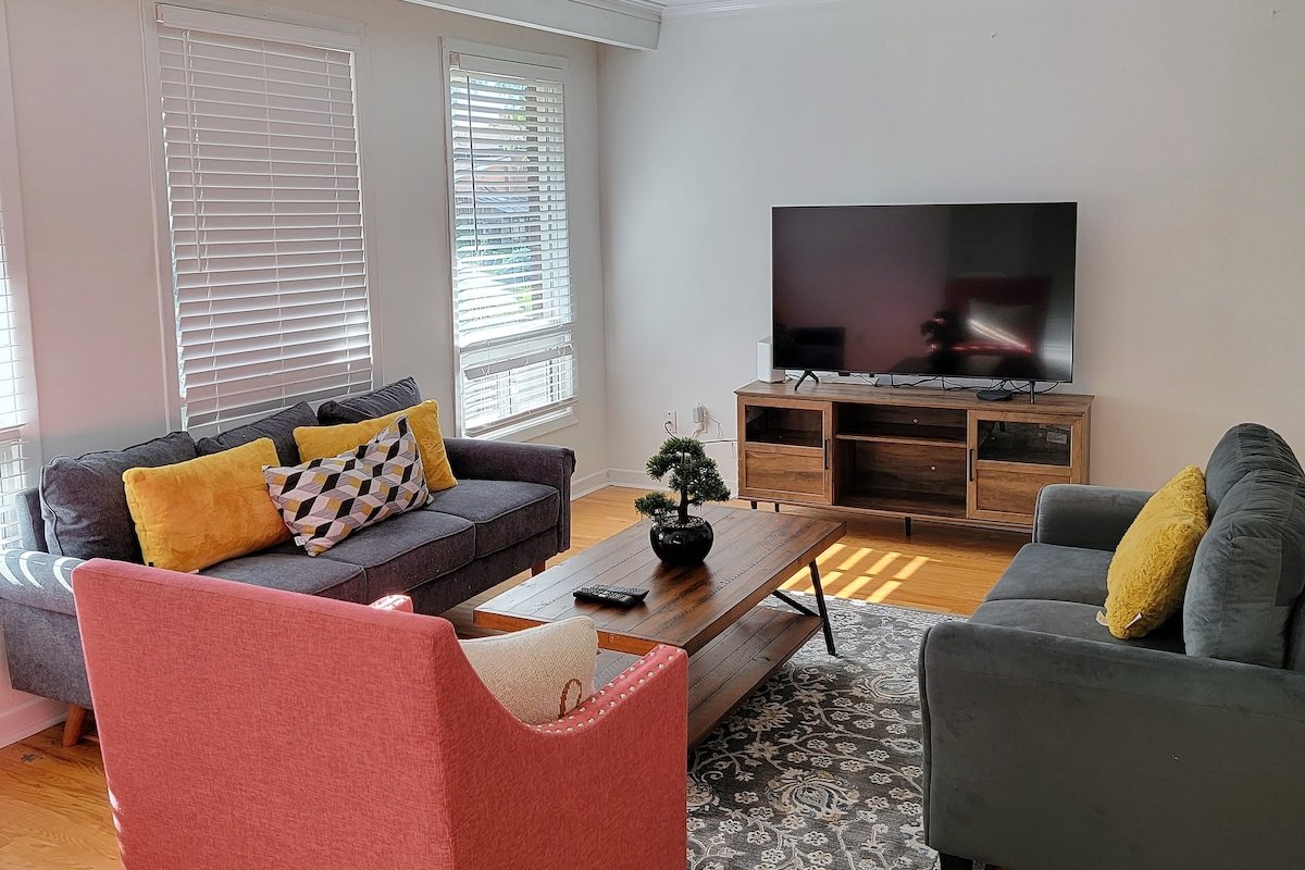 4BR Apt,1st Floor, 9 people stay, private garden gallery image 3