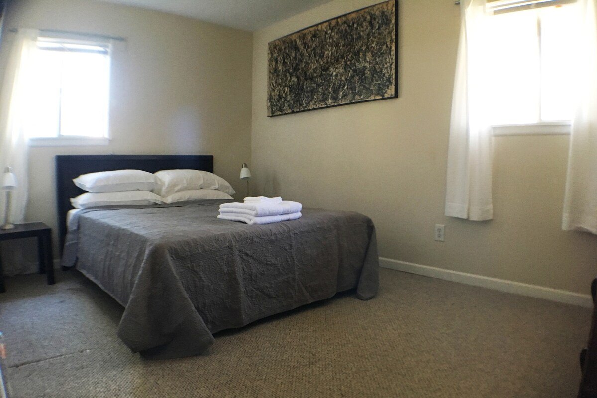 Mountain location. Five minutes to downtown gallery image 5