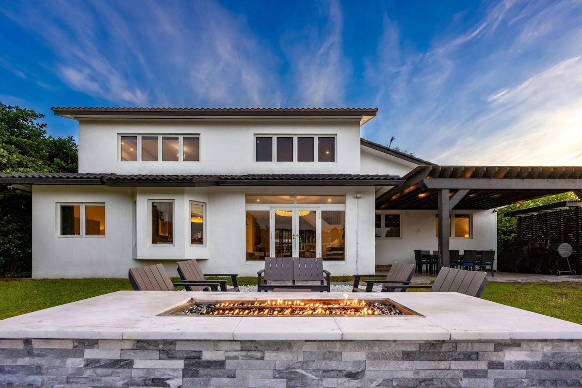 Villa Asher-waterfront w/dock gallery image 4