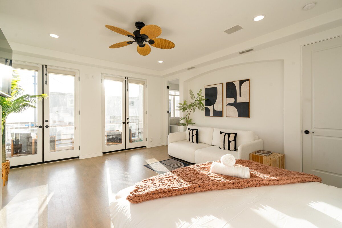 Ocean Views | Luxe 5BR Mansion | Bikes & Elevator gallery image 4