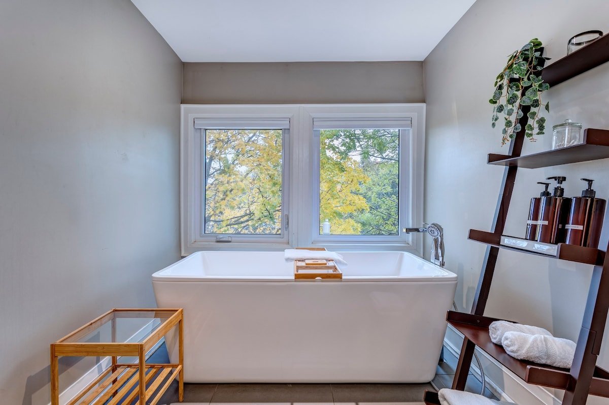 Victorian 2-Story Loft w/ 2 Beds High Ceiling gallery image 4