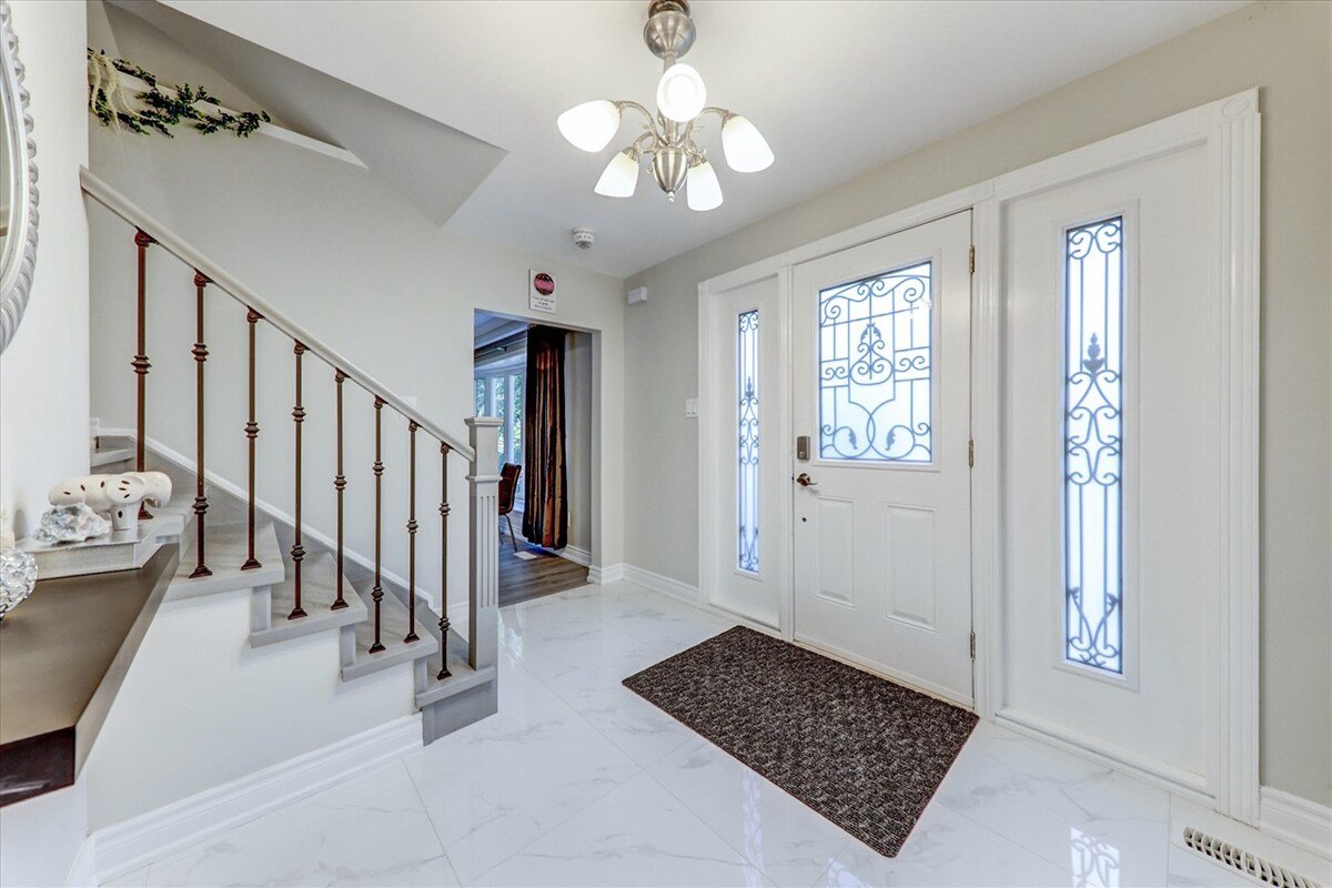 Spacious RougeView Home|2 Kitchens & 8-car Parking gallery image 3